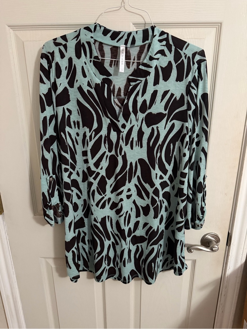 Dear Scarlett Women’s Mint Green and Brown Patterned Roll-Sleeve Tunic Top